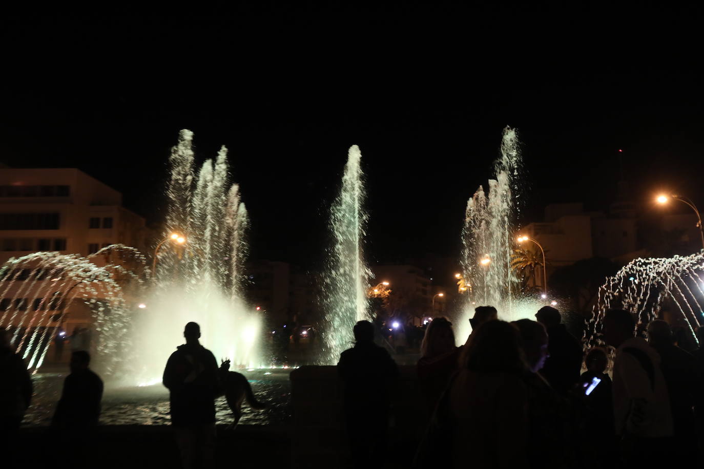 FOTOS: Luz, proyecciones y agua... la fuente cibernética de Cádiz