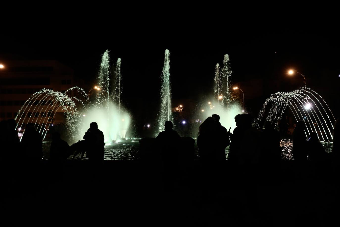 FOTOS: Luz, proyecciones y agua... la fuente cibernética de Cádiz