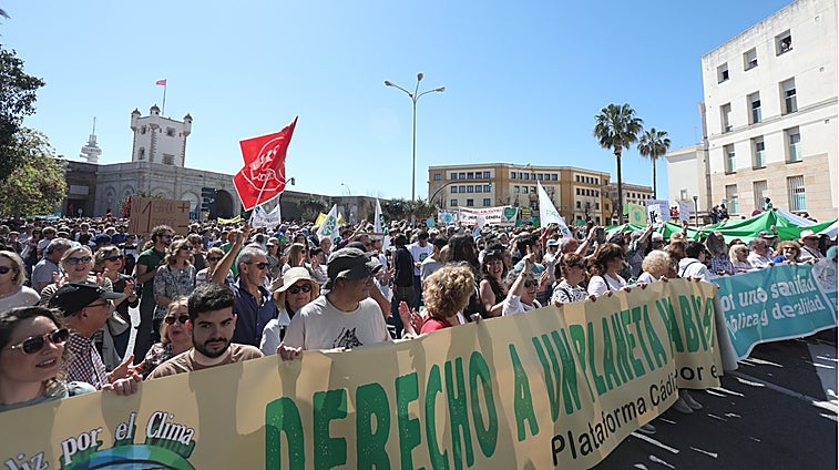 Unas 3.800 personas se manifiestan en Cádiz en defensa de la Sanidad Pública