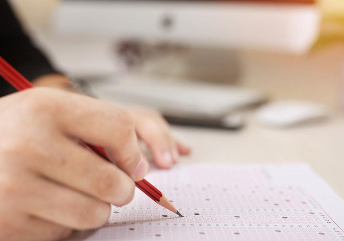 Pillados cuando usaban dispositivos electrónicos para copiar en un examen de conducir en Cádiz