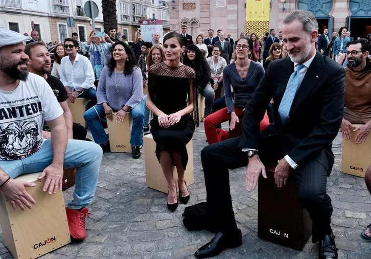 El Rey Felipe se anima a tocar el cajón flamenco en la puerta del Falla en Cádiz en el Congreso de la Lengua