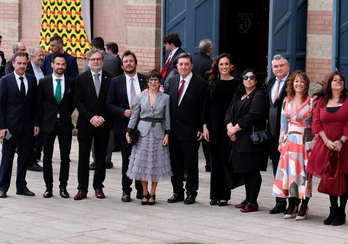 David de la Cruz, junto al alcalde y concejales del equipo de Gobierno y el director del Instituto Cervantes, en la puerta del teatro Falla.