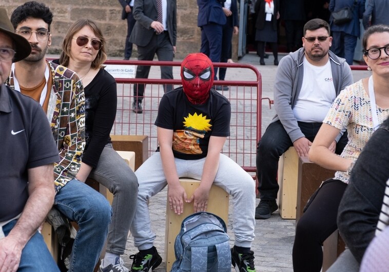 ¿Quién es el Spiderman que se sentó junto a Los Reyes a tocar el cajón en el Congreso de la Lengua en Cádiz?