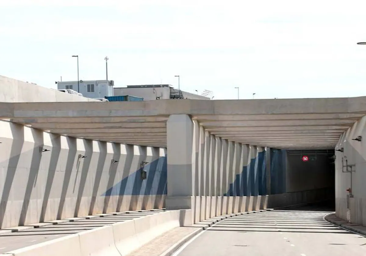 Imagen de una de las entradas al túnel construido bajo la pista del aeropuerto.