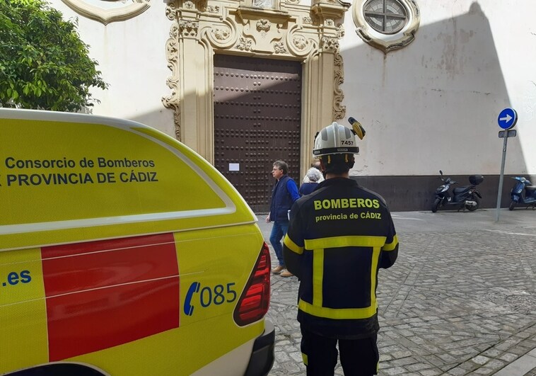 Los bomberos de Cádiz tienen que intervenir en la iglesia de San Francisco por una caída de un elemento ornamental