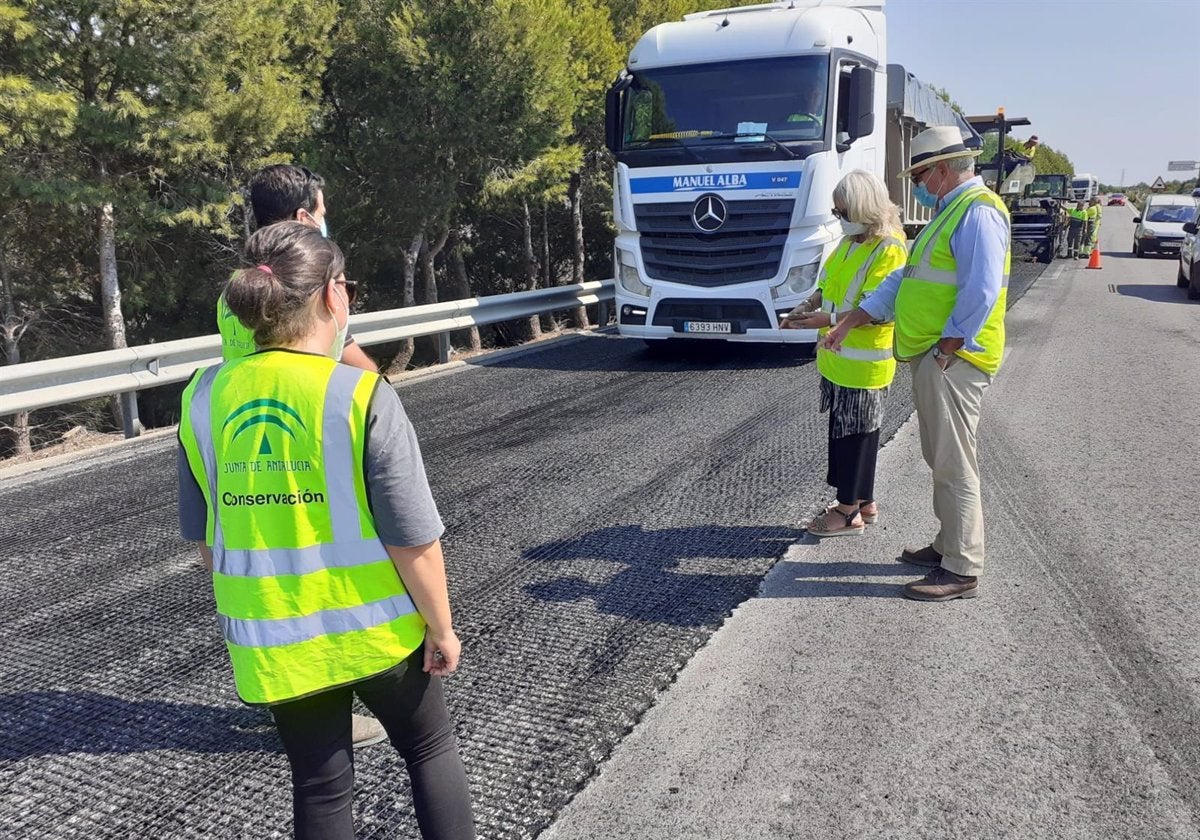 La delegada del Gobierno de la Junta en Cádiz en una de las obras de mejora