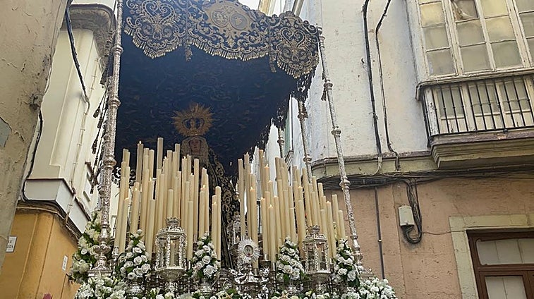 Vídeo: Dolores de Servitas abre paso a la Semana Santa de Cádiz 2023