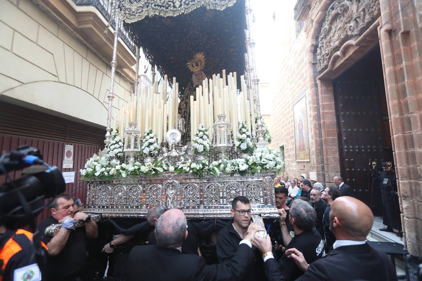 Fotos: Dolores de Servitas protagoniza la primera jornada de la Semana Santa en Cádiz