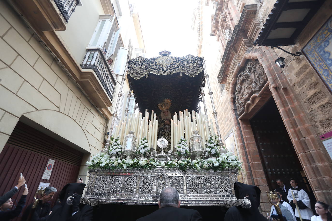 Fotos: Dolores de Servitas protagoniza la primera jornada de la Semana Santa en Cádiz