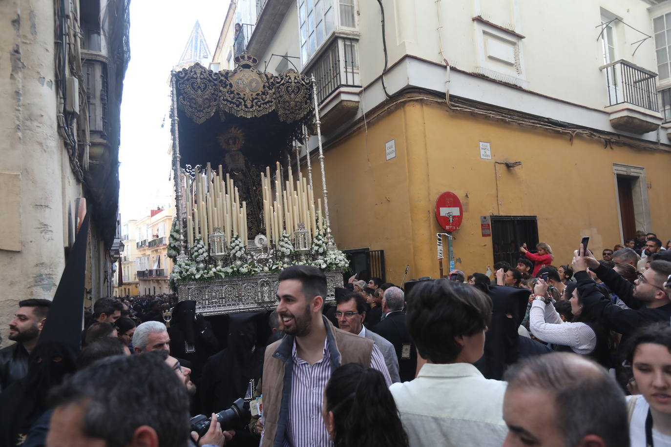 Fotos: Dolores de Servitas protagoniza la primera jornada de la Semana Santa en Cádiz
