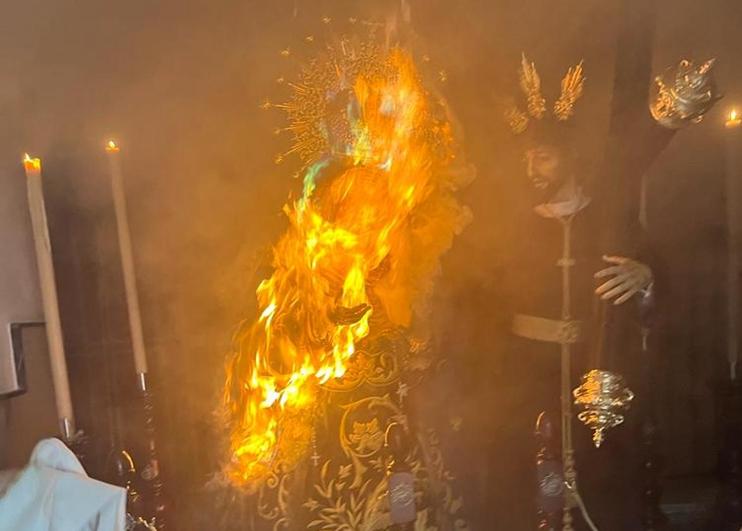 Imagen de la virgen en llamas.