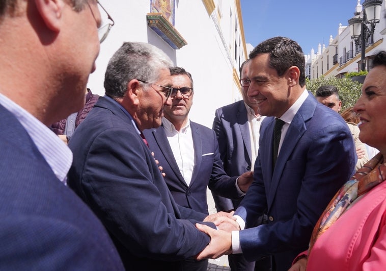 El presidente de la Junta visita en Chiclana a la hermandad que ha sufrido el incendio de su Virgen