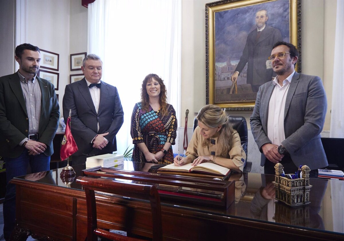 El alcalde se reunirá con sindicatos y Yolanda Díaz el 17 de abril para tratar la industria de la Bahía