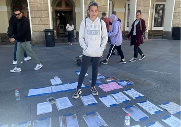 Una madre con dos hijos enfermos recoge firmas a las puertas del Ayuntamiento de Cádiz pidiendo amparo y una vivienda digna