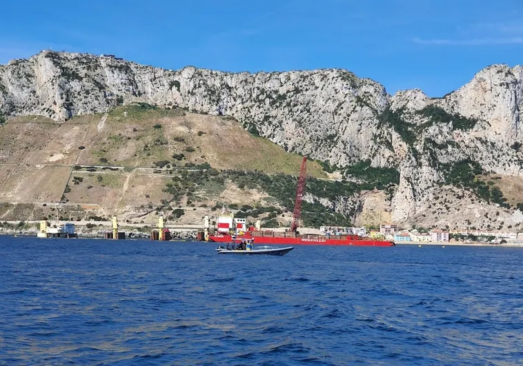 Ecologistas vigilan la costa de la Bahía de Algeciras ante «posibles vertidos» del buque OS35