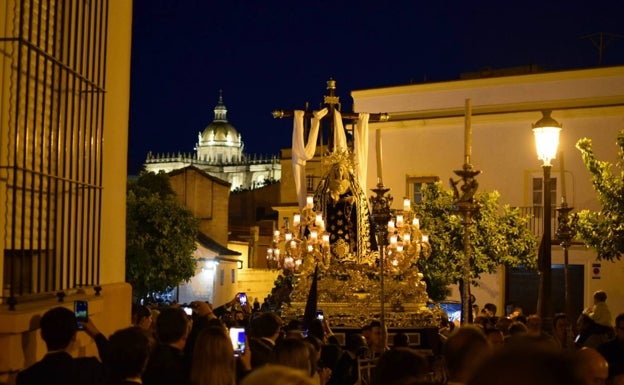 Magnífico y «corto» Viernes Santo en Jerez