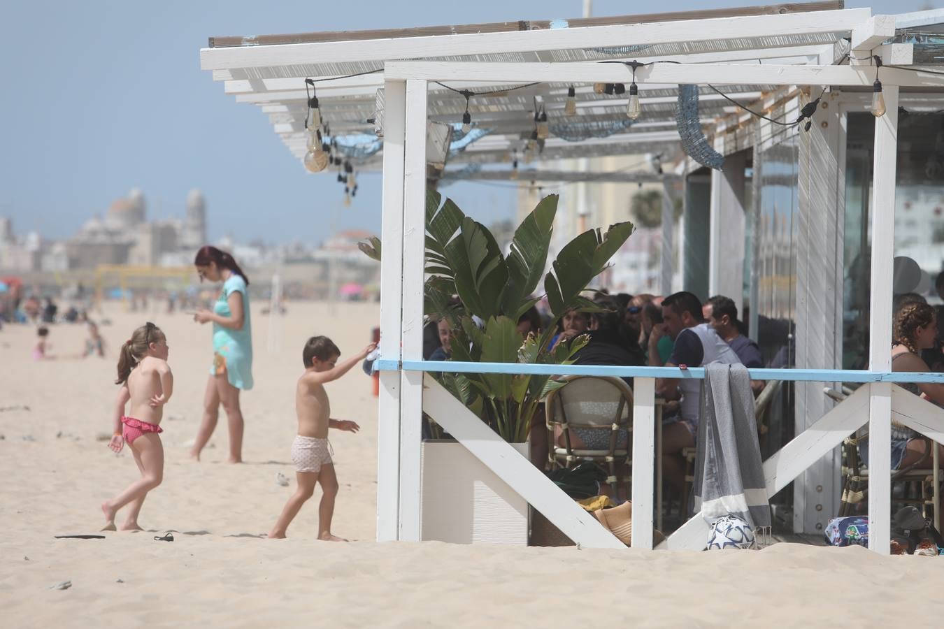 Fotos: Cádiz llena sus playas en Semana Santa