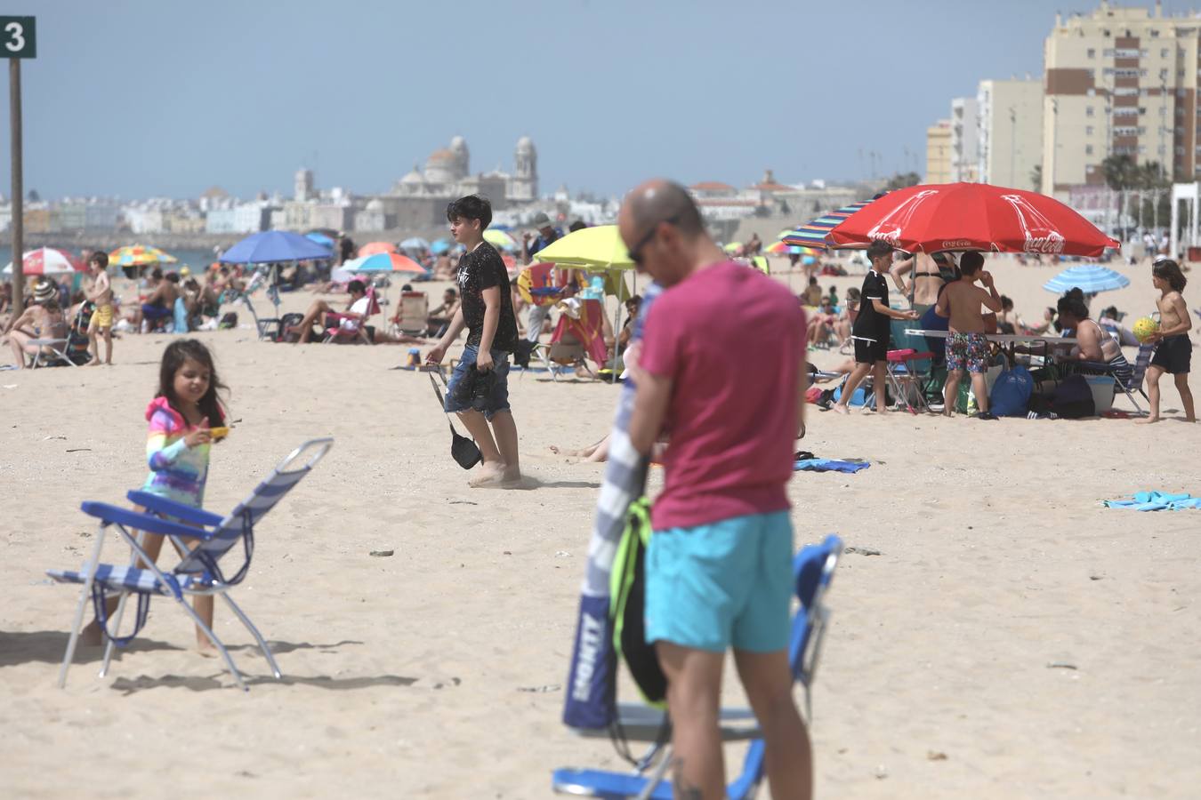 Fotos: Cádiz llena sus playas en Semana Santa