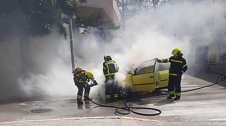 Video: Aparatoso incendio de un vehículo en el barrio de la Laguna en Cádiz