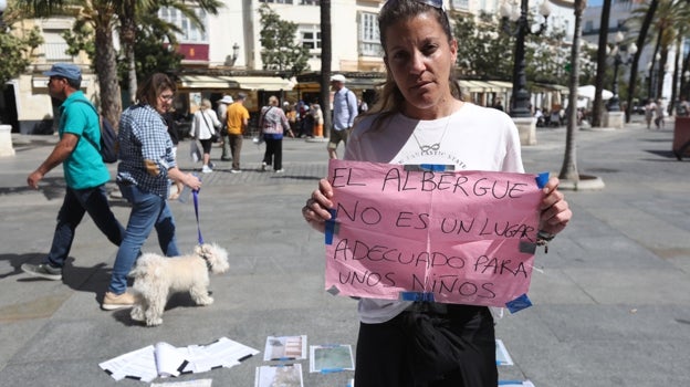 Inmaculada, en protesta en la plaza San Juan de Dios.