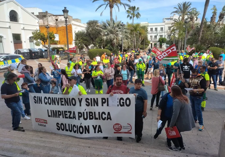Los trabajadores de recogida de residuos del El Puerto se manifiestan a las puertas del Ayuntamiento