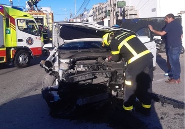 Aparatoso accidente entre dos vehículos en el Polígono de Fadricas en San Fernando