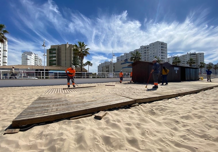 Las playas de El Puerto ya se preparan para el inicio de la temporada