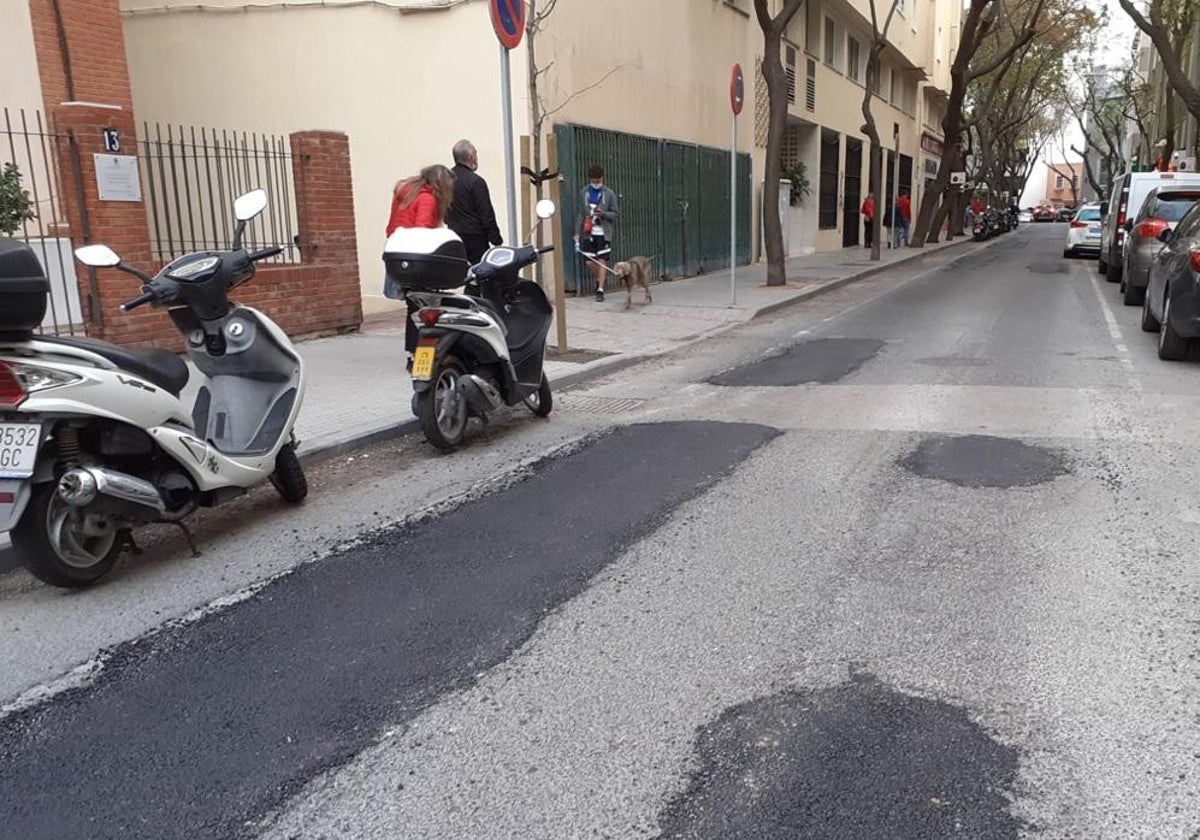 Foto de archivo de los parches en el asfaltado de la calle Acacias.