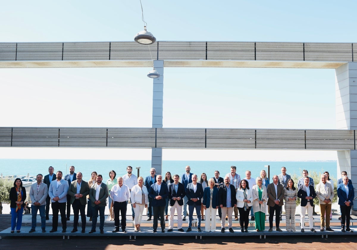 Elías Bendodo, junto a los candidatos del PP de los 45 municipios de la provincia.