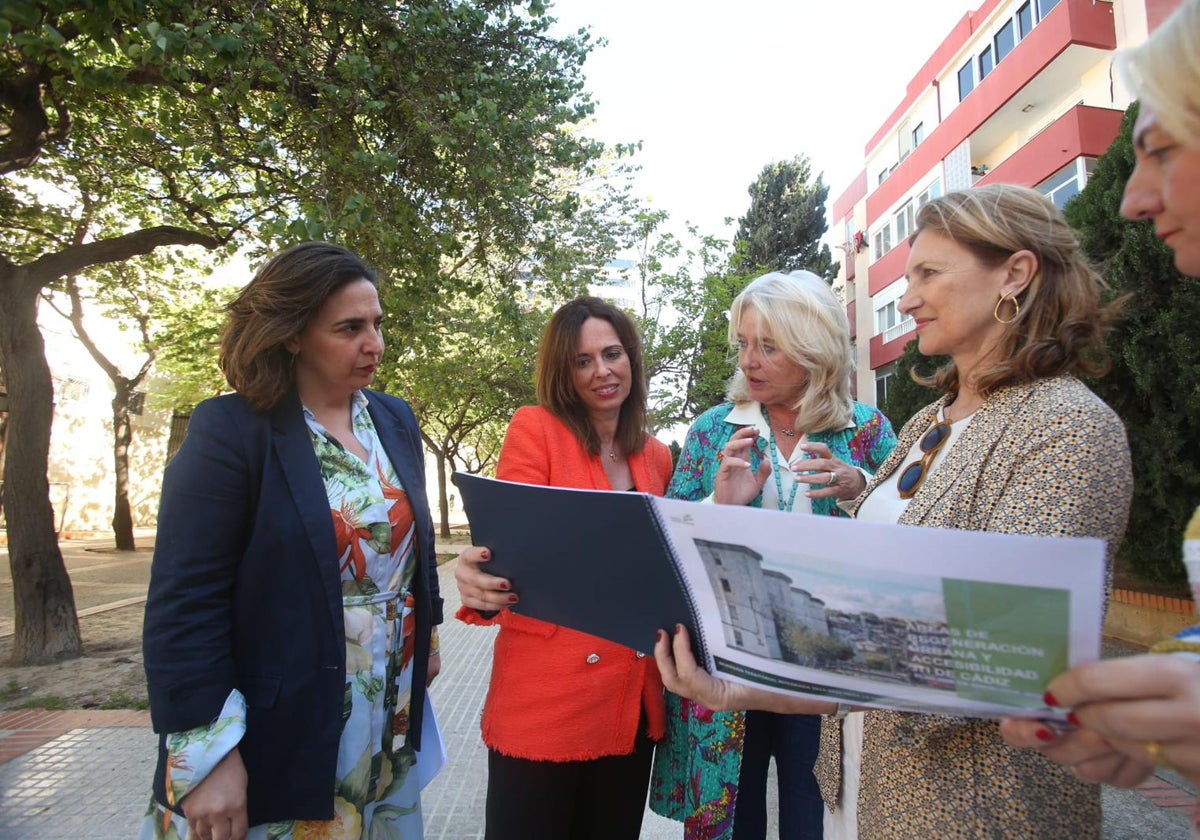 Rocío Díaz visita los bloques de viviendas de la Barriada de la Paz.