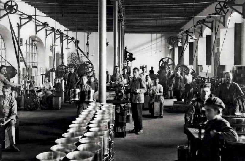 Vista general de la sala de envasado en la fábrica de conservas. Hacia 1930