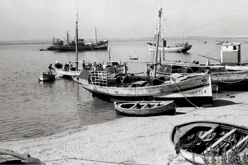 El buque 'Tres Hermanos' varado en la arena. Hacia 1960