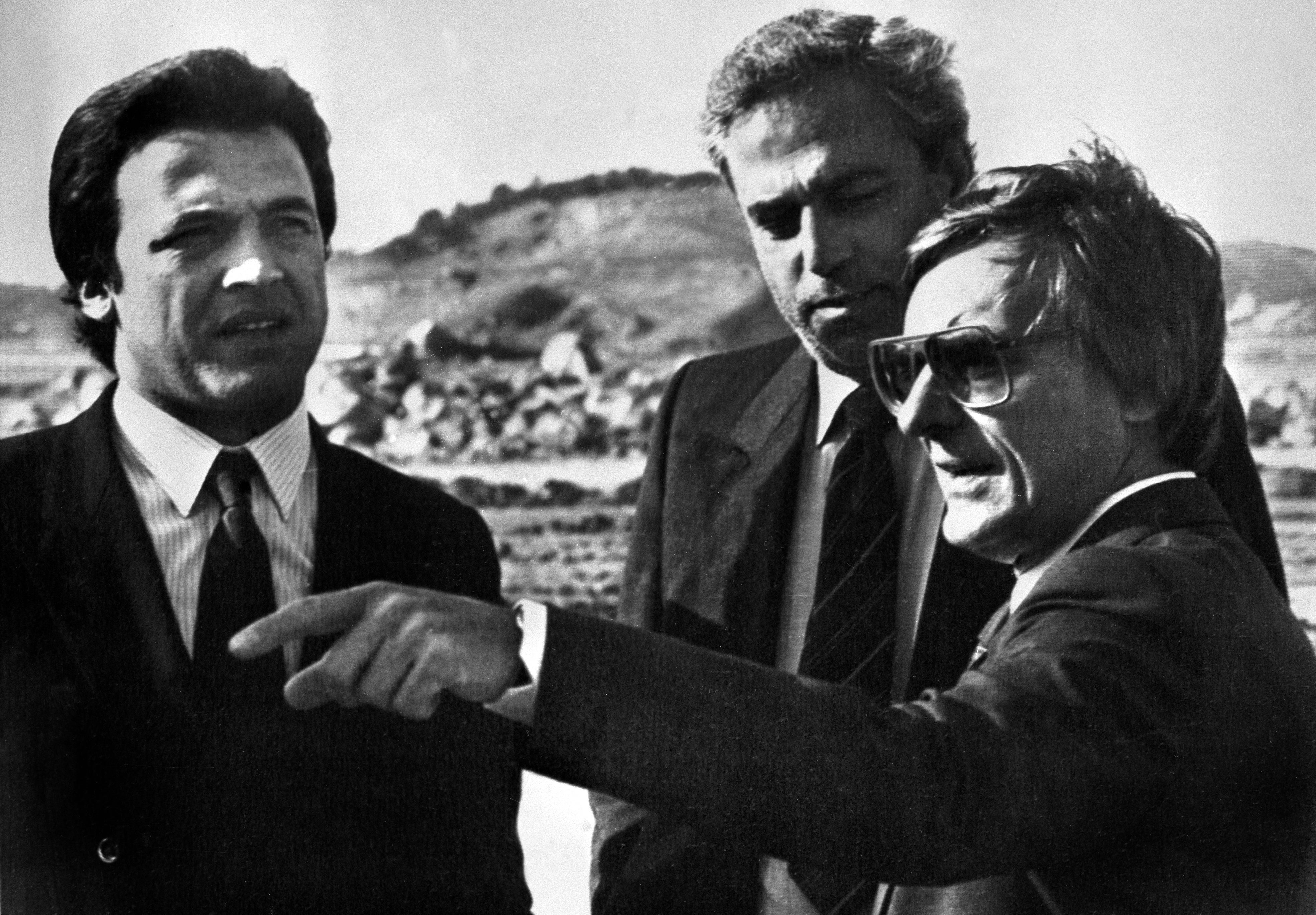 El presidente de la Asociación de Constructores de Fórmula 1 (FOCA), Bernie Ecclestone (d), hace una indicación a su administrador, Whitaker y al alcalde de Jerez, Pedro Pacheco (i), durante la visita que ha efectuado esta mañana a las obras del Circuito Permanente de Velocidad de Jerez, donde se disputará el Gran Premio de España de Fórmula 1. 