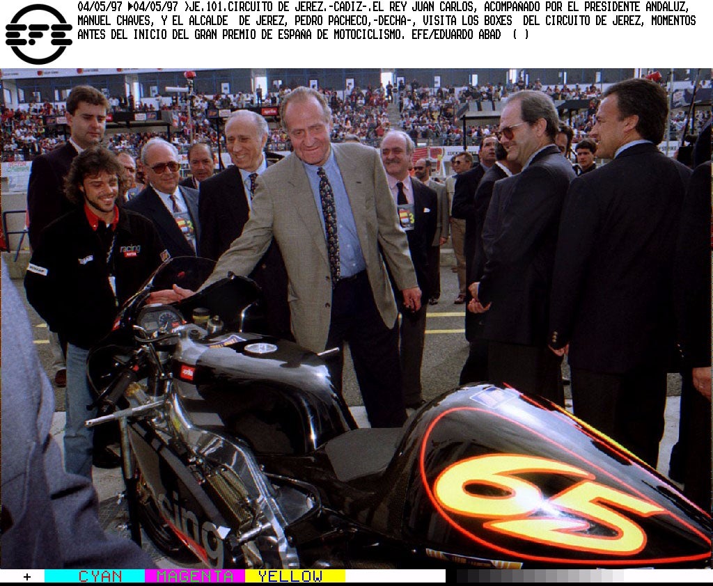 El Rey Juan Carlos visita boxes del Circuito acompañado de Manuel Chaves y Pedro Pacheco.