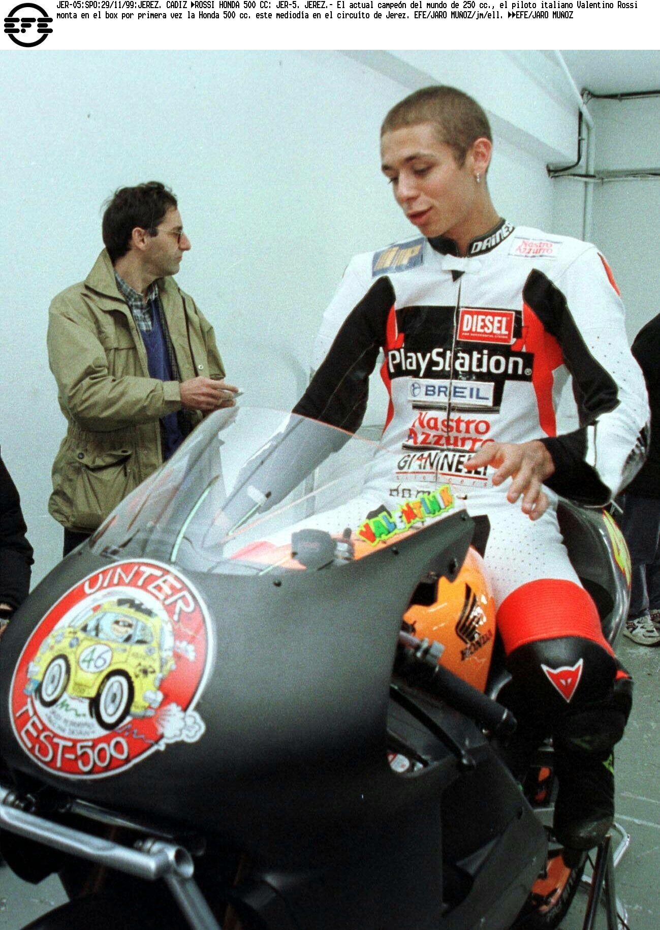 El piloto italiano Valentino Rossi monta en el box con su Honda 500 cc. en el Circuito de Jerez.