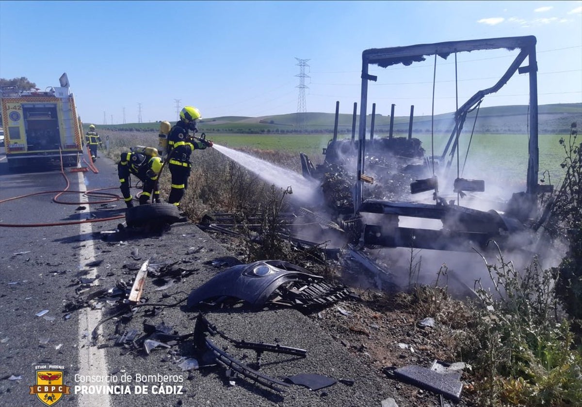 Aparatoso accidente en Sanlúcar tras un choque frontal entre un turismo y un pequeño camión