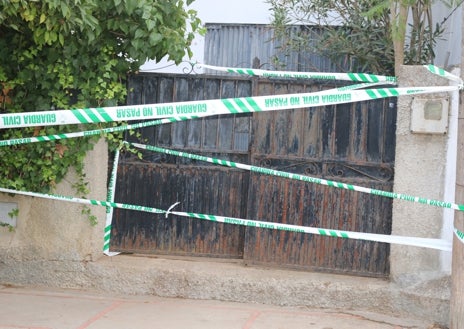 Imagen secundaria 1 - Traslado del detenido por el crimen de Benalup. Vivienda del fallecido donde se produjo el crimen y salpicaduras de sangre en la pared. 