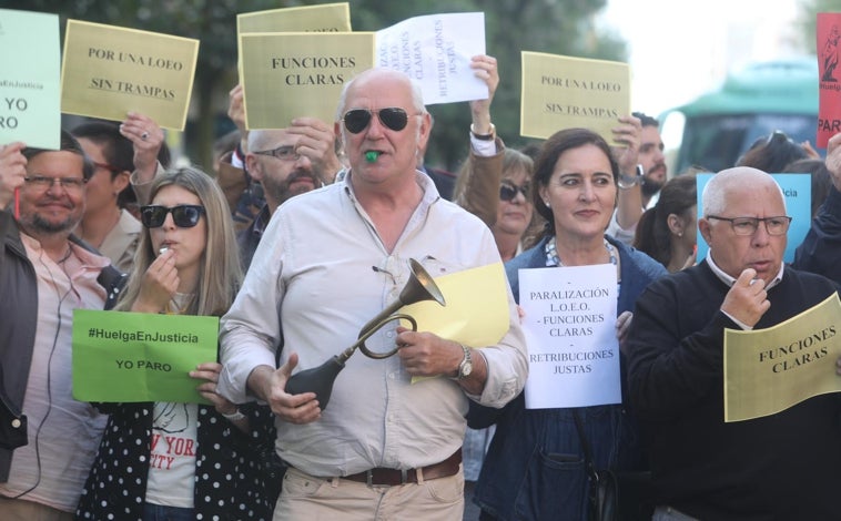 Imagen principal - Los funcionarios de justicia cortan el tráfico en Cádiz