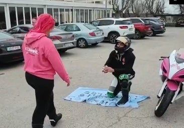 «Mi chico me hizo la pedida de mano sobre la moto»