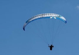 Herido un parapentista tras sufrir una caída y chocar contra el asfalto en Algodonales