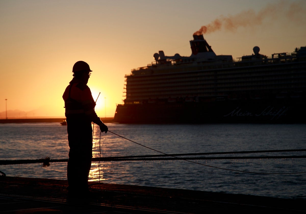 Nueve mil cruceristas llegan este miércoles a Cádiz en cinco enormes embarcaciones