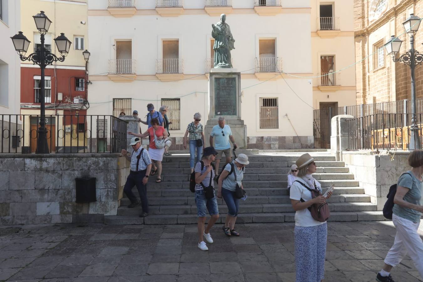 Fotos: Cinco cruceros y más de 9.000 pasajeros en una gran jornada en el Puerto de Cádiz