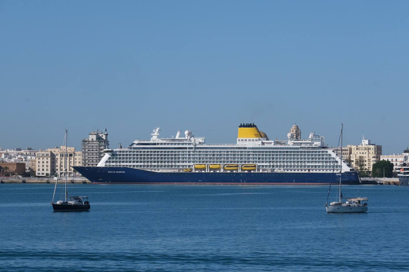 Fotos: Cinco cruceros y más de 9.000 pasajeros en una gran jornada en el Puerto de Cádiz