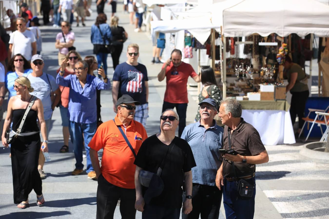 Fotos: Cinco cruceros y más de 9.000 pasajeros en una gran jornada en el Puerto de Cádiz