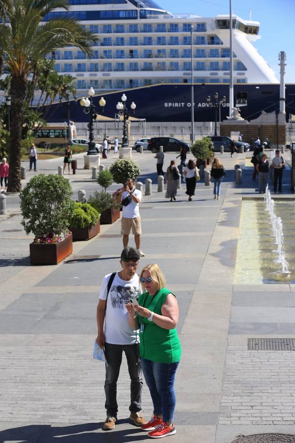 Fotos: Cinco cruceros y más de 9.000 pasajeros en una gran jornada en el Puerto de Cádiz