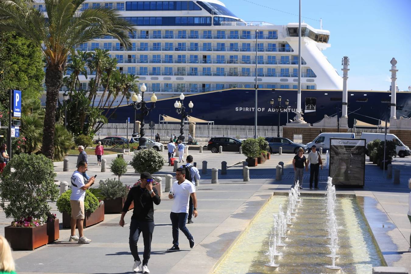 Fotos: Cinco cruceros y más de 9.000 pasajeros en una gran jornada en el Puerto de Cádiz