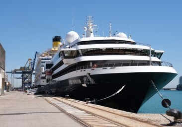 El lujoso crucero 'World Navigator' asombra en Cádiz: mayordomo, spa y hasta galletas recién horneadas cada noche