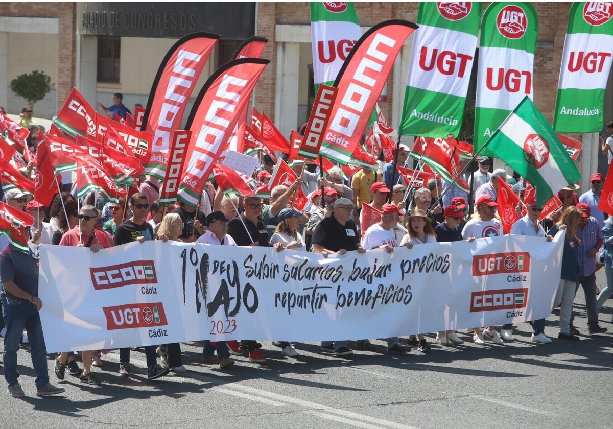 Momento de la manifestación de los sindicatos mayoritarios UGT y CCOO bajando la Cuesta de las Calesas.