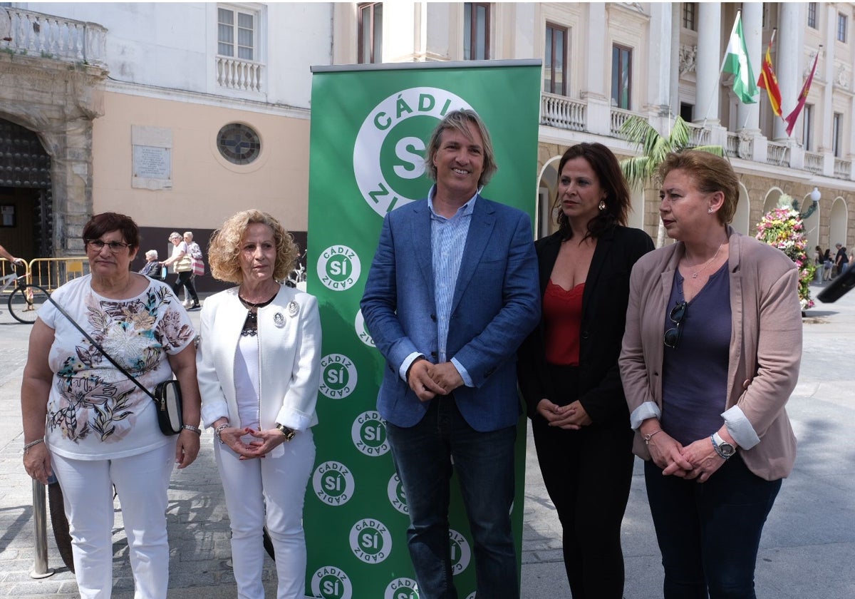 Ismael Beiro, junto a Alicia Rodríguez y distintas dirigentes vecinales.