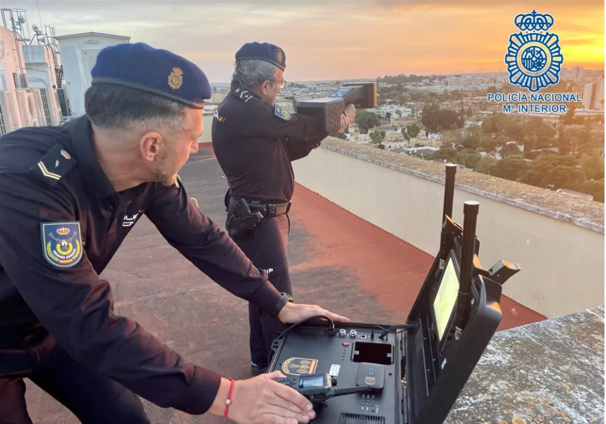 Agentes de la Policía Nacional neutralizando el dron